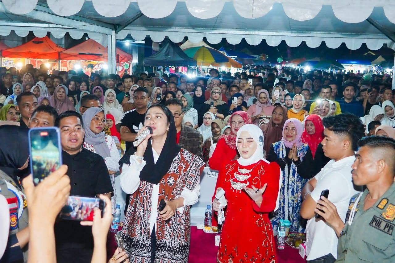 Konser HUT RI, Bupati Dharmasraya Annisa duet dengan Fauzana